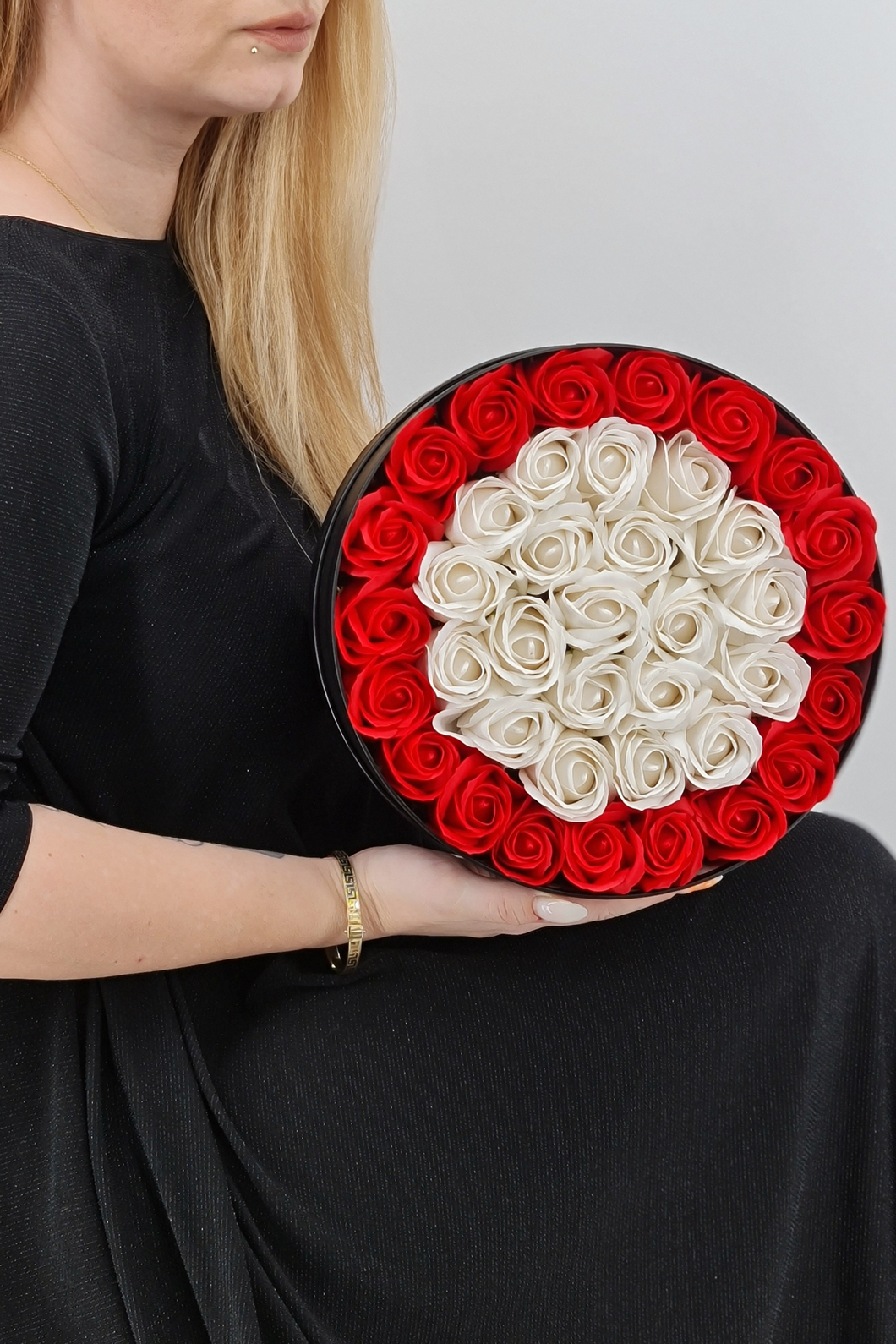 set-cadou-trandafiri-sapun-cutie-alba-alb-cu-rosu-copie-14440-4084