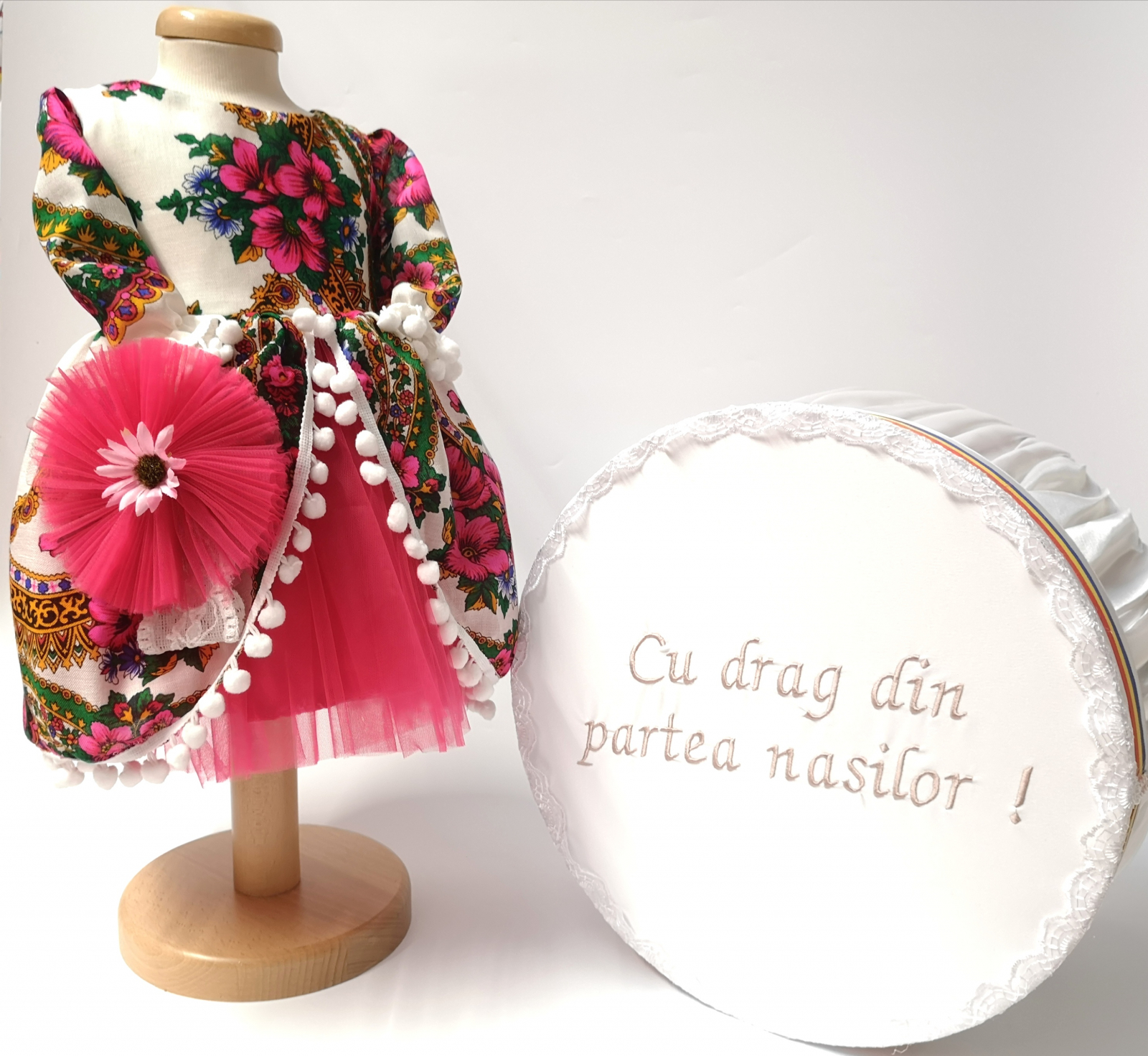 Set Traditional Botez Fetita - Costumas + Cutie trusou - TUL Set Traditional Botez Fetita - Costumas + Cutie trusou - TUL