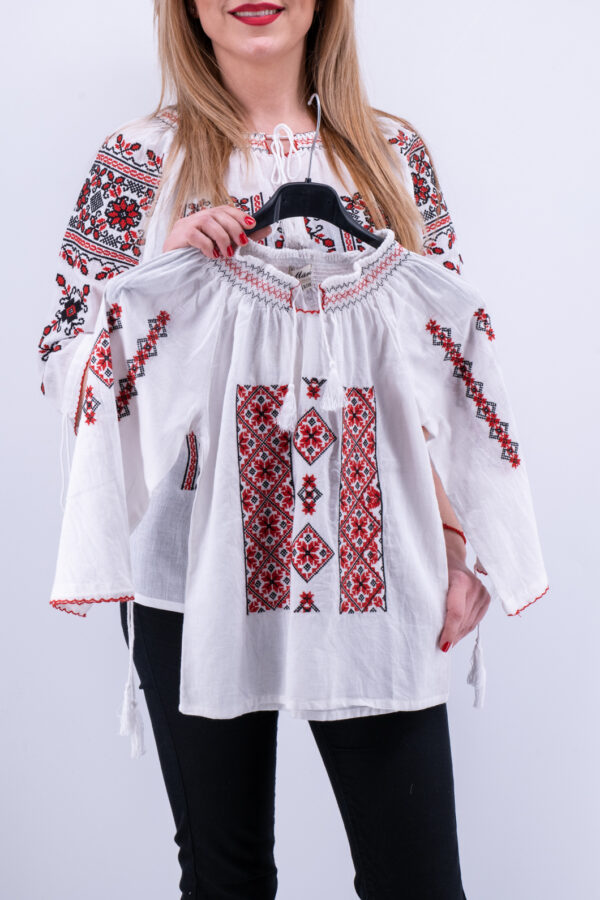 Ie traditionala fetite Ioanina