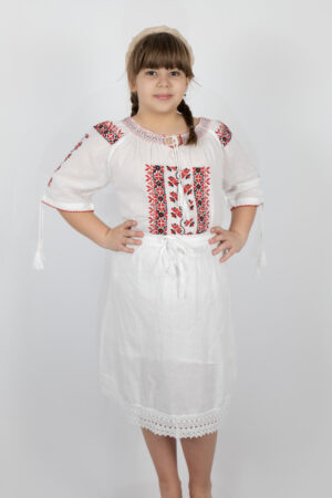 Ie traditionala fetite Ines